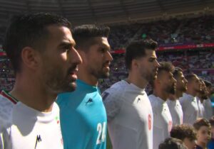 گروه سرود یا لیگ فوتبال؟!